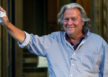 Trump iartă zeci de oameni în ultimele ore, inclusiv pe fostul asistent Steve Bannon