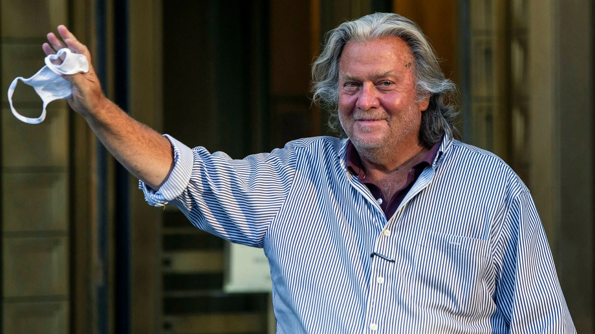 Trump iartă zeci de oameni în ultimele ore, inclusiv pe fostul asistent Steve Bannon