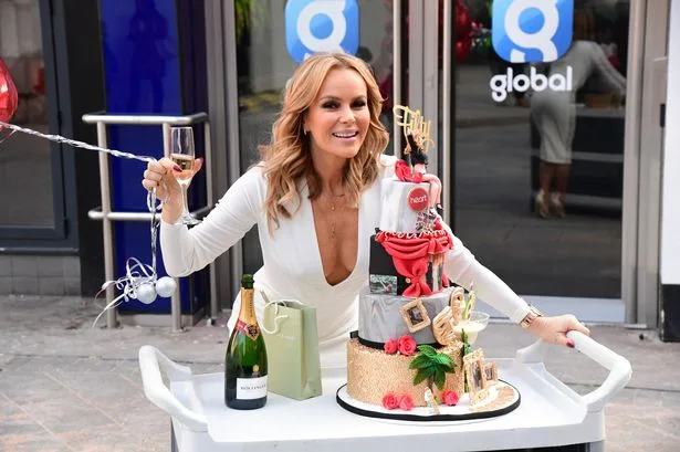Amanda Holden dezvăluie o surpriză foarte obraznică de la Simon Cowell, cu ocazia aniversării a 50 de ani