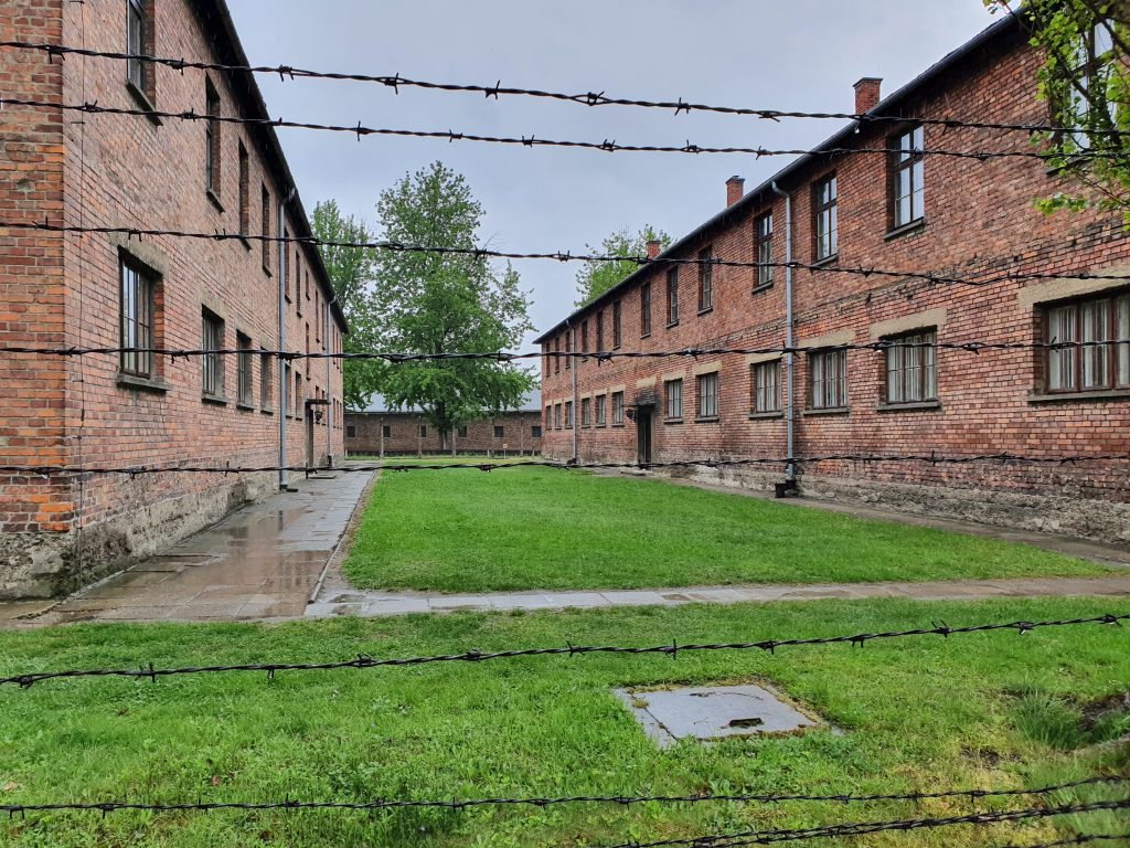 Răzvan Popescu de la Radio ZU a făcut Paștele la Auschwitz. „O vizită în lagăr ar trebui să fie obligatorie pentru orice om. Poate așa ne mai dispar gândurile războinice”