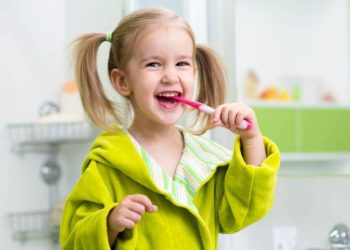 Cum îți poți convinge copilul să aibă grijă de igiena orală