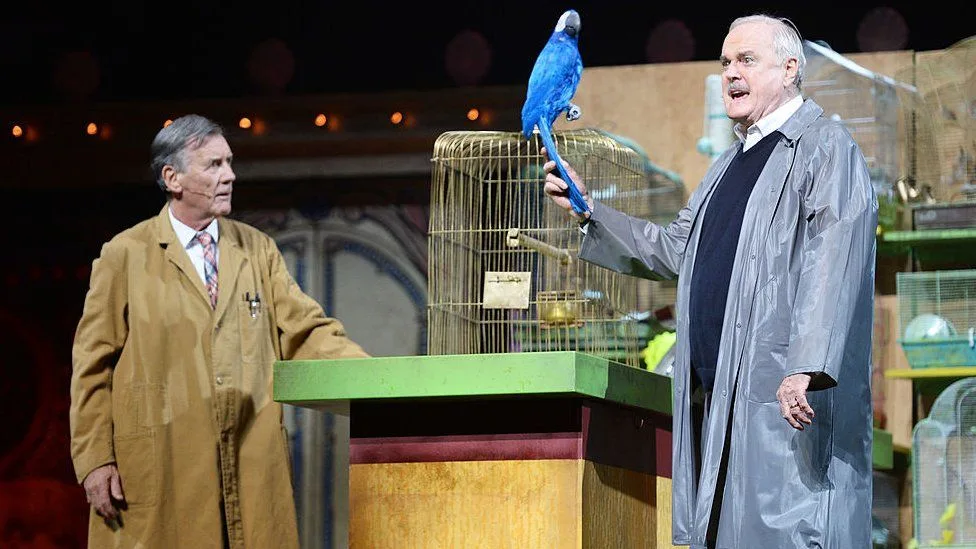 Cum a ajuns papagalul mort al lui Monty Python să fie live în Coventry