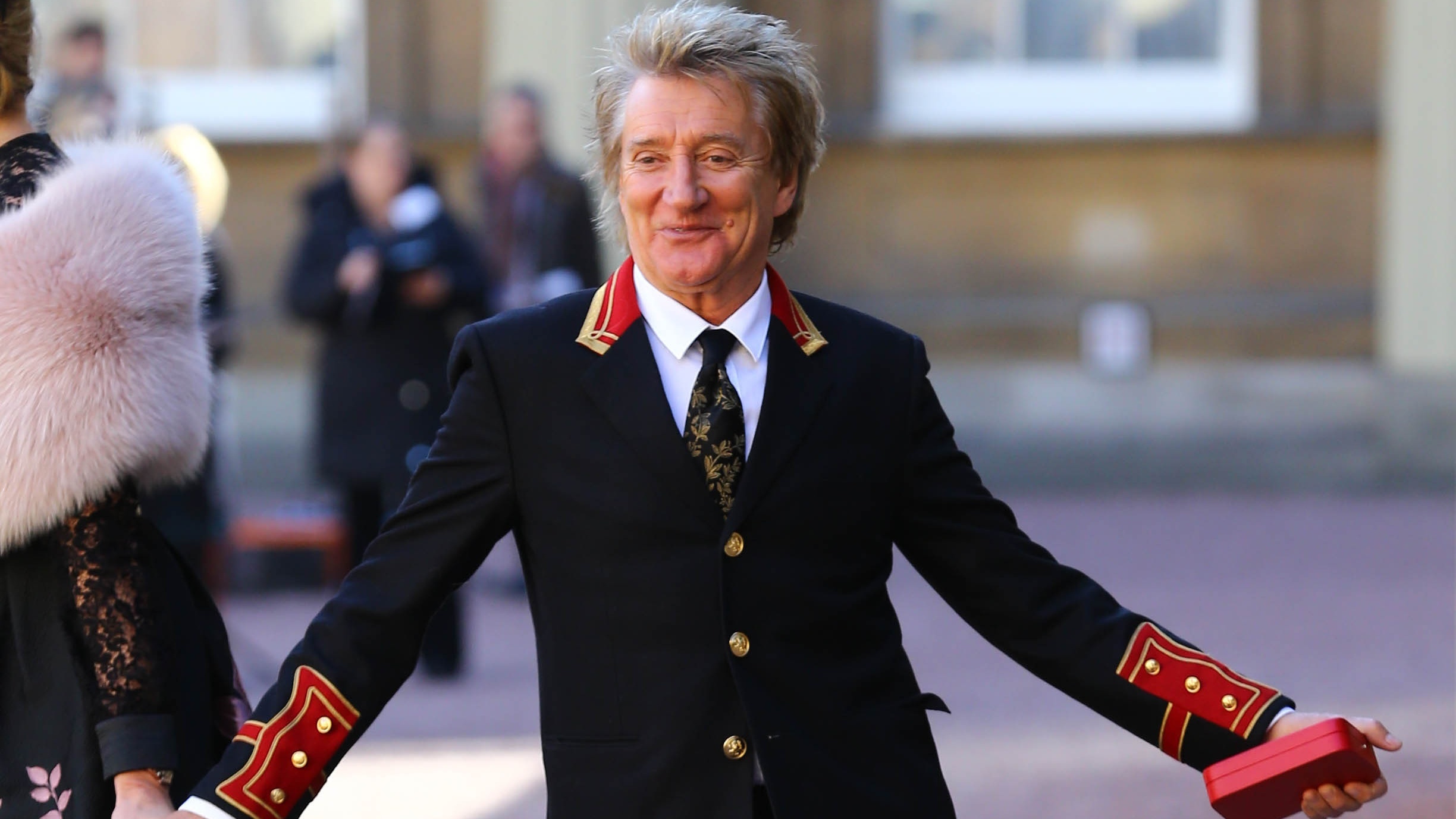 Sir Rod Stewart speră să strângă 1 milion de lire sterline pentru lupta împotriva cancerului