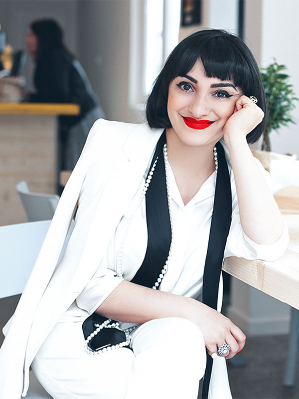 Ana Morodan şi-a schimbat look-ul. „Contesa digitală” seamănă acum cu Marilyn Monroe