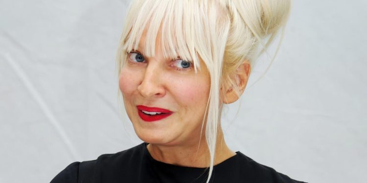 Cântăreața Sia își cere scuze comunității autismului pentru filmul controversat „Music”