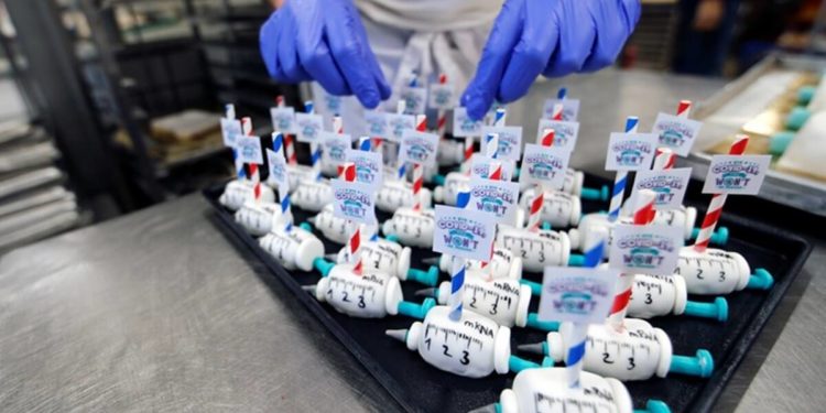 Prăjiturile în formă de seringă preparate de către o brutărie germană, ajută vaccinul COVID să scadă nivelul de teamă