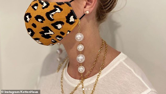 Descoperă noul trend în modă: Masca din mătase, cu lanț de aur și perle