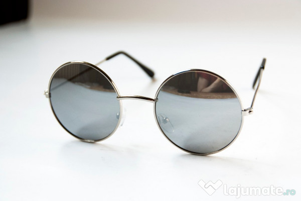 O pereche de ochelari de soare ai cântăreţului John Lennon, vândută cu 137.500 de lire sterline