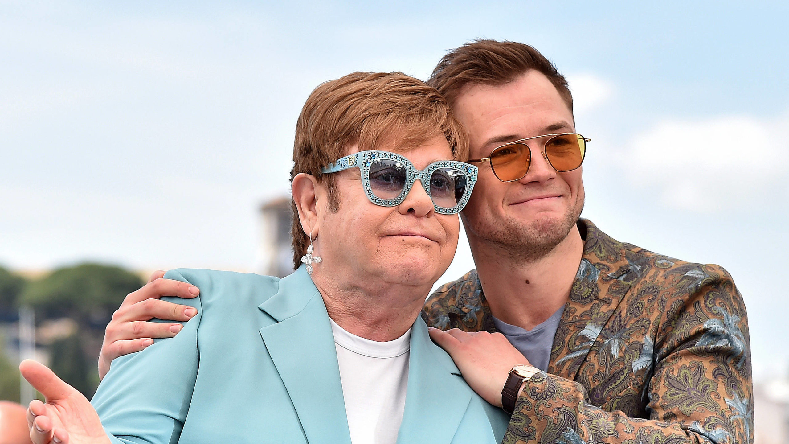 Sir Elton John a dezvăluit că a învățat să meargă din nou după ce a fost la un pas de moarte