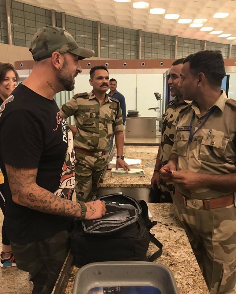 CRBL a fost oprit de poliția indiană pe aeroport, după ASIA EXPRESS. Motivul este amuzant, iar OASE pune paie pe foc