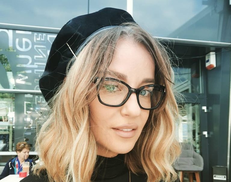 Tania Budi arată, la 51 de ani, ca o puştoaică de liceu. Iubirea îi dă aripi. Şi îi şterge ridurile! / Cine este norocosul