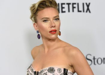 Scarlett Johansson se căsătorește cu Colin Jost într-o ceremonie „intimă”