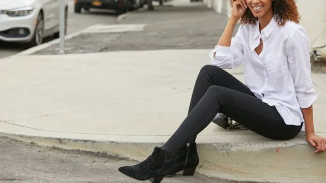Blugii Spanx’s Ultra-Flattering Jeans au fost în stoc epuizat timp de luni întregi, dar acum s-au reîntors în forță. Iată de ce trebuie să îi cumperi