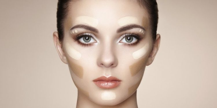 4 Greșeli frecvente pe care femeile le fac atunci când aplică fondul de ten