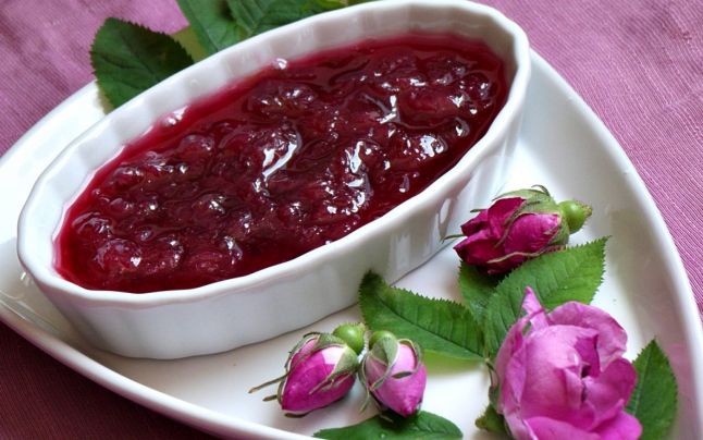 Cum se prepară cea mai veche și aromată dulceață de trandafiri