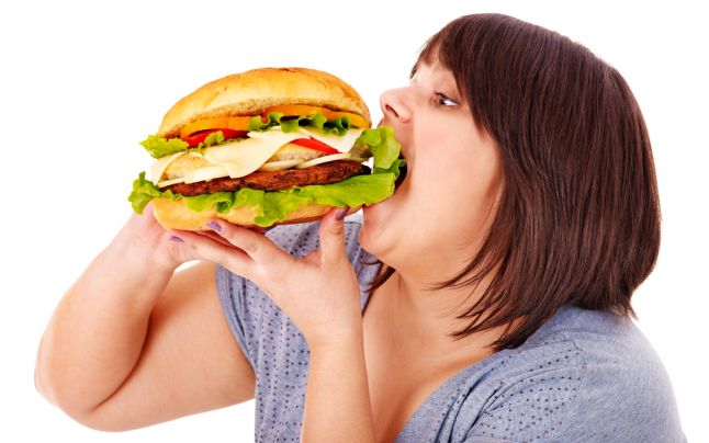 Mâncatul excesiv atunci când suntem stresați. Ce este acest fenomen și cum îl putem combate