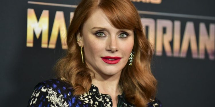 Bryce Dallas Howard și-a cumpărat rochia „Secondhand” de la TheRealReal pentru Golden Globes 2021