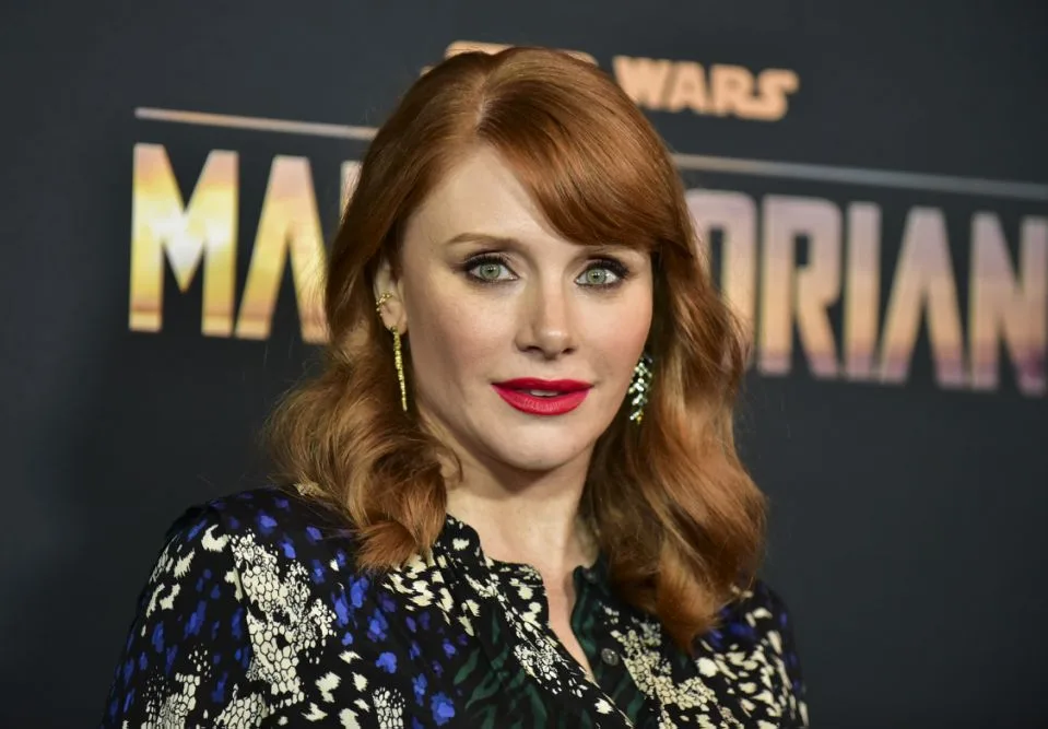 Bryce Dallas Howard și-a cumpărat rochia „Secondhand” de la TheRealReal pentru Golden Globes 2021