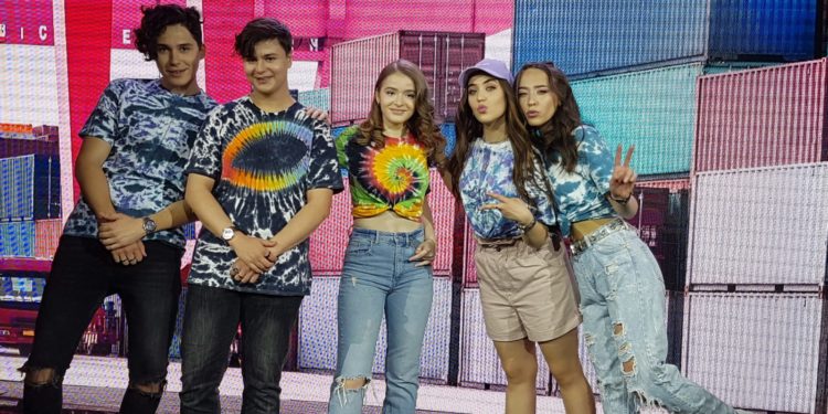 6Teen, noii RBD, a lansat videoclipul piesei „Te-aș lua în America” la FestiKids, printre dinozauri!