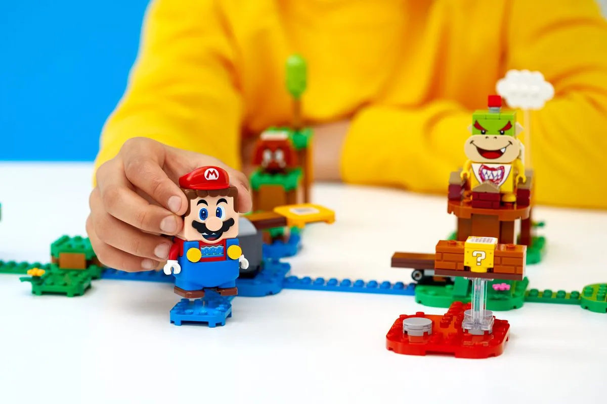 Vânzările Lego cresc, pe măsură ce familiile ce stau în case, se joacă din ce în ce mai mult