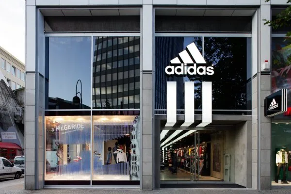 Adidas este precaut pentru sfârșitul anului, pe măsură ce pandemia revine