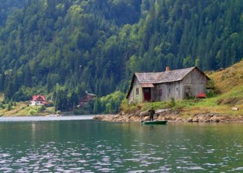 Dezastru de proporții în lacul Colibița. Proprietarii de pensiuni și-au construit canalizări și își deversau deșeurile în lac! Autoritățile nu au rămas indiferente