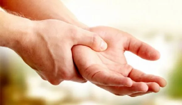 7 Cauze ale mâinilor umflate dimineața