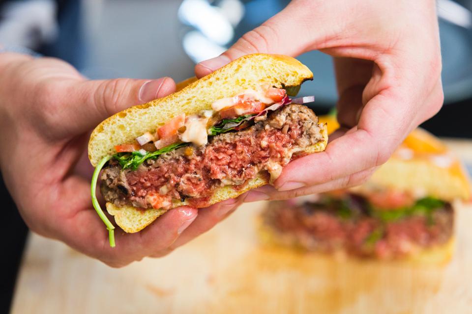 Impossible Foods lansează pe piață carnea de porc pe bază de plante și promite cârnați vegetali