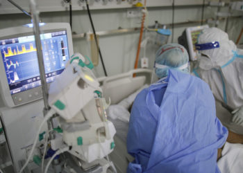 PANDEMIA FACE O NOUĂ VICTIMĂ ÎN RÂNDUL TINERILOR