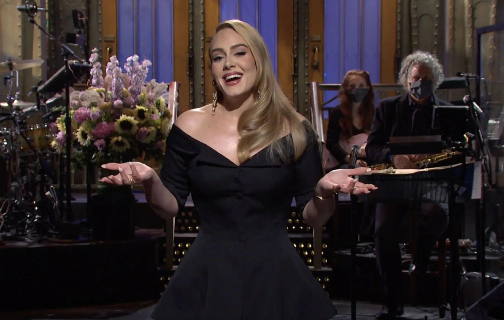 Adele cântă și glumește despre pierderea în greutate în timp ce găzduiește Saturday Night Live