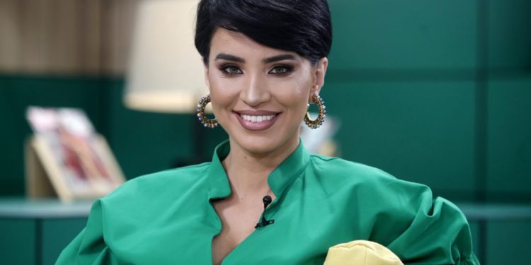 Cum reușește Adelina Pestrițu să își albească dinții în mod natural. Trucul pe care îl folosește zi de zi o costă numai 1 leu!