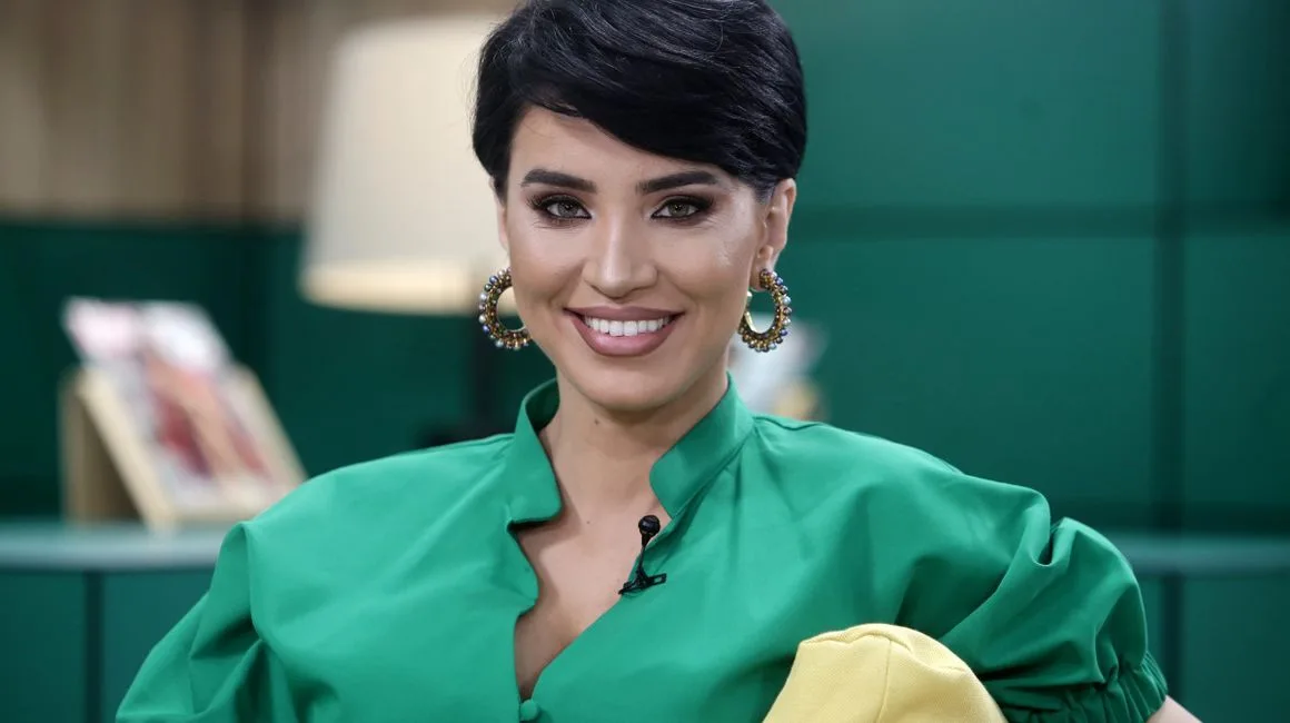 Cum reușește Adelina Pestrițu să își albească dinții în mod natural. Trucul pe care îl folosește zi de zi o costă numai 1 leu!