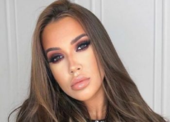 PRIMA REACȚIE A ANDREI VOLOS, DUPĂ CE A FOST ACUZATĂ CĂ S-A DEZBRĂCAT PE REȚELELE DE SOCIALIZARE PENTRU BANI