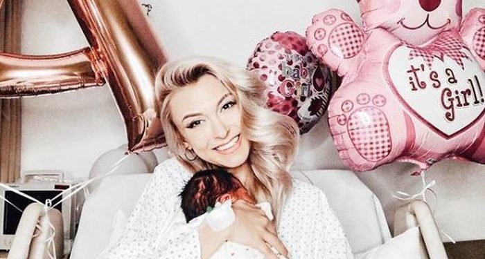 Andreea Bălan a fost externată. Primele imagini cu proaspăta mămică după ce a ieșit din spital