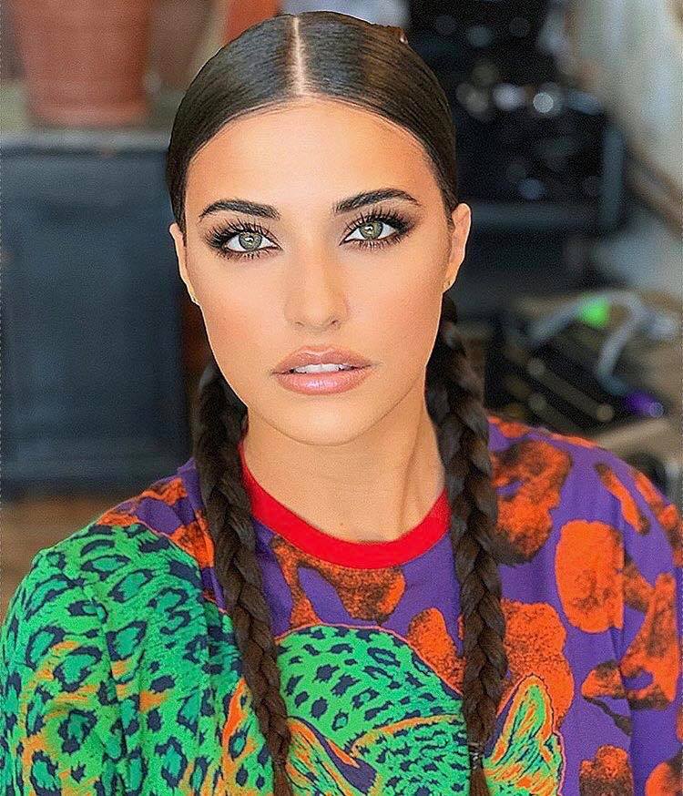 Antonia, apariție inedită în noul videoclip. Cântăreața poartă haine largi și mustață