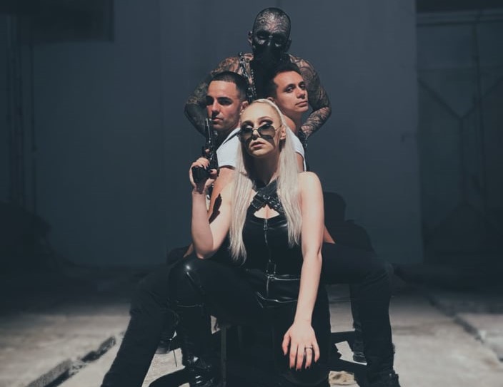 Aris s-a transformat intr-o Bond Girl in videoclipul piesei „I’m not your kind”