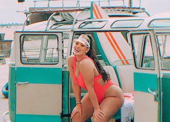 Ashley Graham, modelul plus size, lansează noua colecție de costume de baie, pentru femeile cu forme