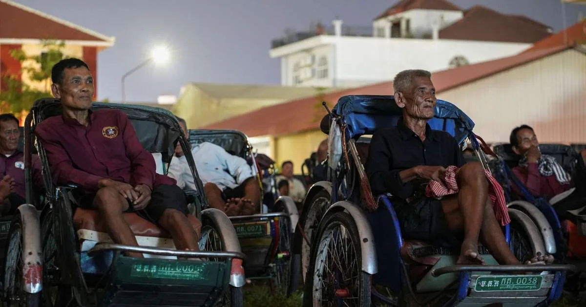 Șoferii de biciclete din Cambodgia au primit drept recompensă, un moment deosebit la cinema