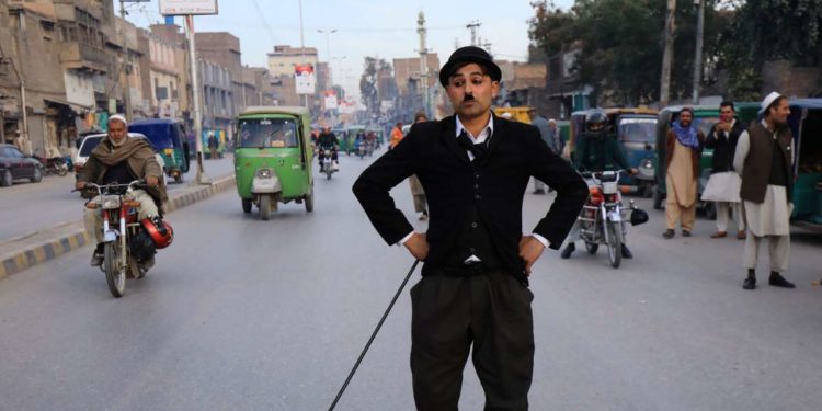 Pakistanul Charlie Chaplin își propune să aducă un zâmbet în vremuri sumbre