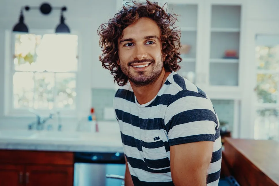 Joe Wicks începe provocarea de antrenament de 24 de ore pentru copiii în nevoie