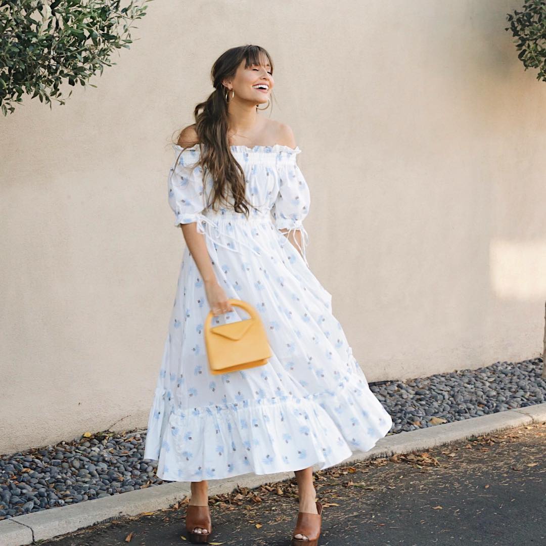 Cum purtăm rochiile înflorate primăvara aceasta