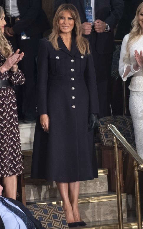 De ce a purtat Melania Trump doar o mănușă? Stilistul ei a făcut dezvăluirea