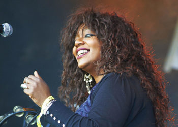 Albumul solo postum o pune în cele din urmă pe cântăreața Denise Johnson pe primul loc