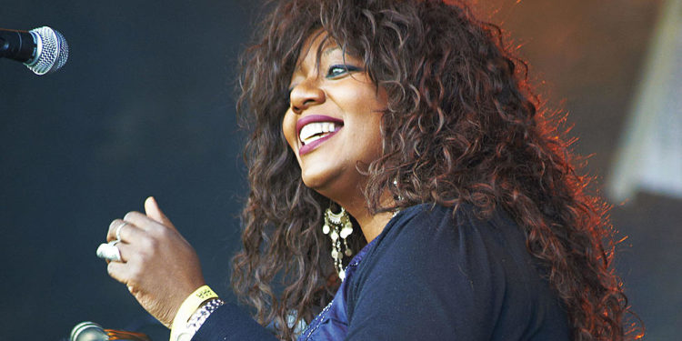 Albumul solo postum o pune în cele din urmă pe cântăreața Denise Johnson pe primul loc