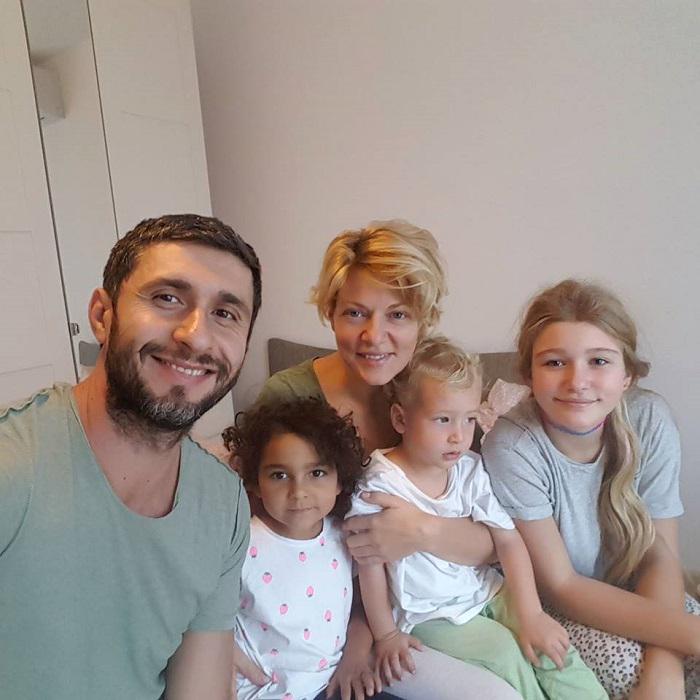 Ce familie frumoasă are Dana Nălbaru! Cântăreața are 3 copii cu Dragoș Bucur, însă fata cea mare arată de parcă i-ar fi soră!