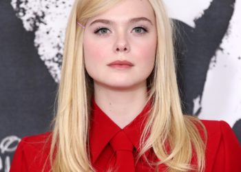 Volumizing Mascara de la L’Oreal Paris se află în spatele aspectului impecabil a lui Elle Fanning la Globurile de Aur