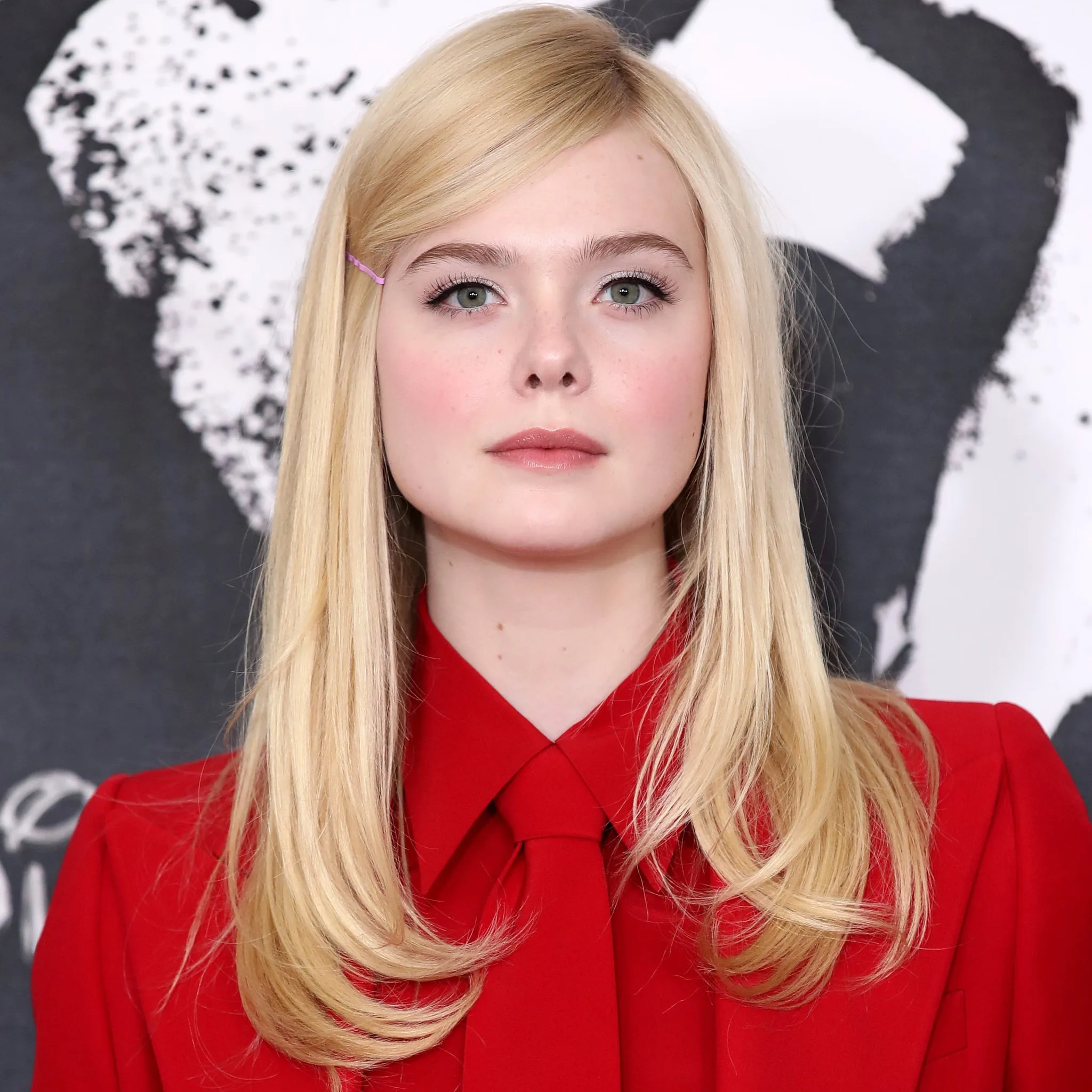 Volumizing Mascara de la L’Oreal Paris se află în spatele aspectului impecabil a lui Elle Fanning la Globurile de Aur
