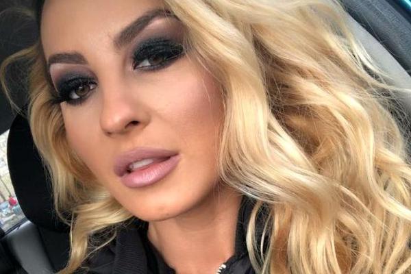 Flavia Mihășan mai are puțin și naște. Viitoarea mămică nu s-a îngrășat deloc!