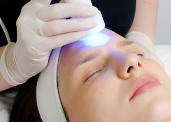 Ce face terapia cu lumină LED pentru pielea ta? Experții explică în ce constă tratamentul