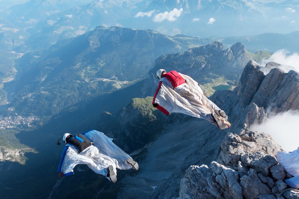 Thailanda – Un practicant de BASE jumping din Austria, salvat după ce a rămas blocat câteva ore pe o stâncă